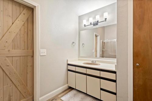 NutriaにあるPS- 1288 Cloud Capの洗面台と鏡のあるバスルーム