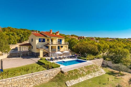 Bazén v ubytování Seaview Pool House Mytilus - Happy Rentals nebo v jeho okolí