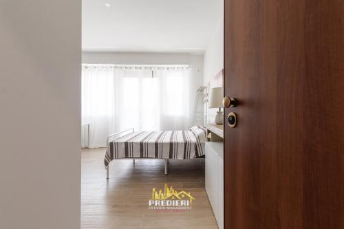 eine Tür zu einer Küche mit einem Stuhl in einem Zimmer in der Unterkunft Borgo Panigale - near the Airport - Polleggio Home in Bologna