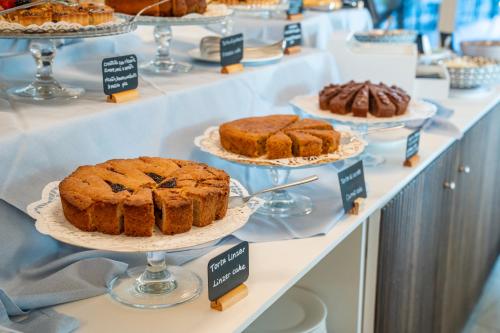 卡斯蒂亚达斯Cala Sinzias Resort的面包店里摆放在盘子里的蛋糕