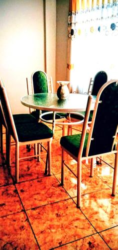 une table et des chaises avec un chat assis sur le dessus dans l'établissement Departamento con Estacionamiento en Tacna, à Tacna