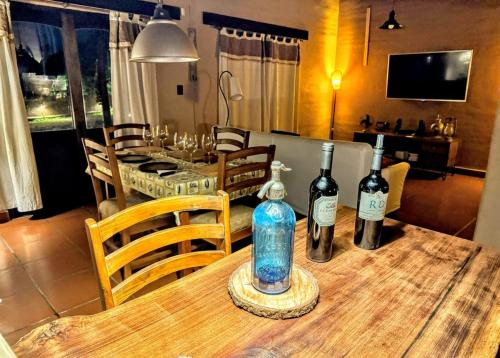 Una mesa de comedor con dos botellas de vino encima. en House in Yala - close to La Quebrada, en Yala