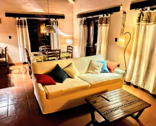 una sala de estar con un sofá y una mesa en House in Yala - close to La Quebrada, en Yala