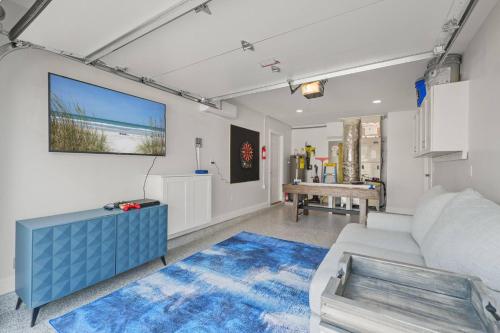 sala de estar con sofá y alfombra azul en Endless Summer Jax Beach, en Baptist Medical Center/Beaches Heliport