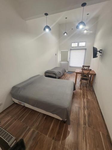 トレベリンにあるABBA Departamento Turístico 3のベッドとテーブルのある寝室