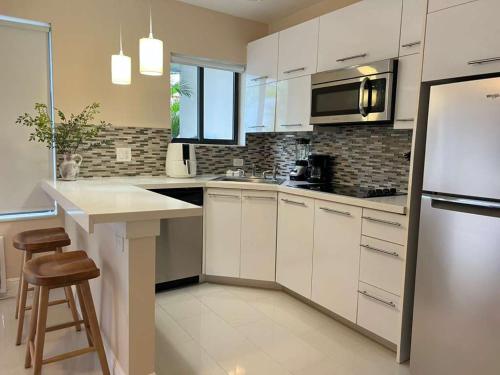 Køkken eller tekøkken på Open-Concept Urban Stay