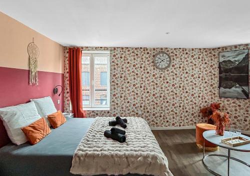 Postel nebo postele na pokoji v ubytování Balnéo Privée Wifi Fibre Chic & Détente Romantique