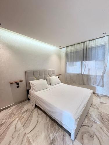 Ένα ή περισσότερα κρεβάτια σε δωμάτιο στο Zahra home centre ville TGV