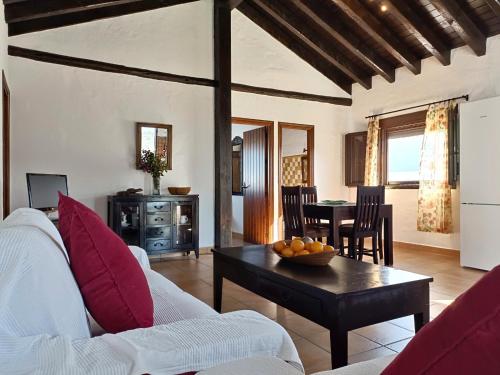 salon z białą kanapą i stołem w obiekcie Casa Playa w mieście El Palmar