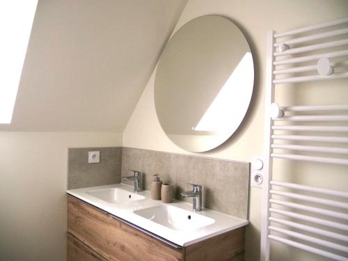 un baño con lavabo y espejo en A l'abri des marées - Maison de charme dans le parc du Domaine du Cloitre, en Pléneuf-Val-André