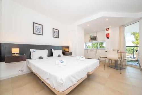 White Golden - AC - Wi-Fi - Pools & Beach Access Included