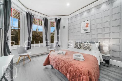 Postel nebo postele na pokoji v ubytování Hackney Deluxe Rooms