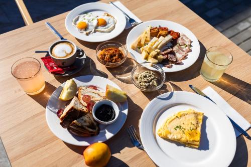 Trusko Resort - Small Luxury Hotels of the World في ريميتيا: طاولة عليها أطباق طعام الإفطار