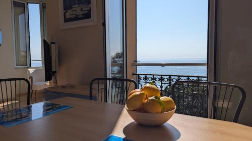 Stunning large 2 rooms apartment seafront