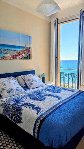 Stunning large 2 rooms apartment seafront