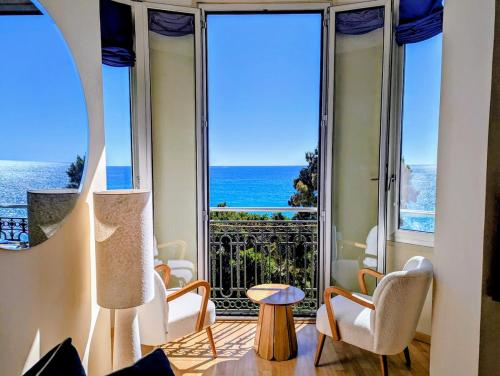 Stunning large 2 rooms apartment seafront