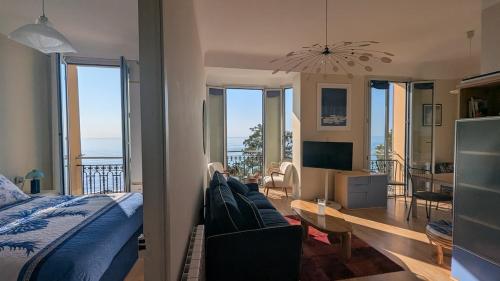 Stunning large 2 rooms apartment seafront