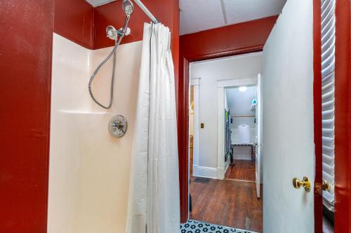 Ένα μπάνιο στο Relaxing Vibrant and Upscale 1Bedroom 1Bath Apartment