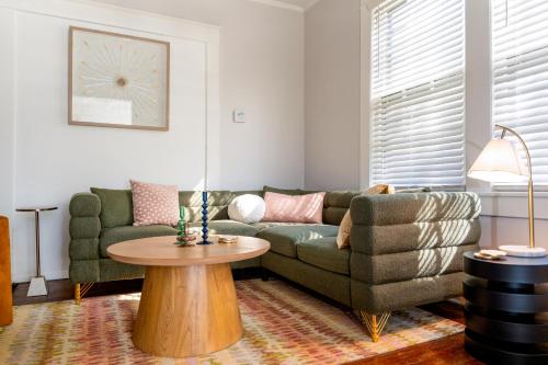 Afbeelding uit fotogalerij van Relaxing Vibrant and Upscale 1Bedroom 1Bath Apartment in Greensboro