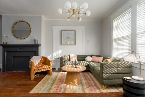 Afbeelding uit fotogalerij van Relaxing Vibrant and Upscale 1Bedroom 1Bath Apartment in Greensboro