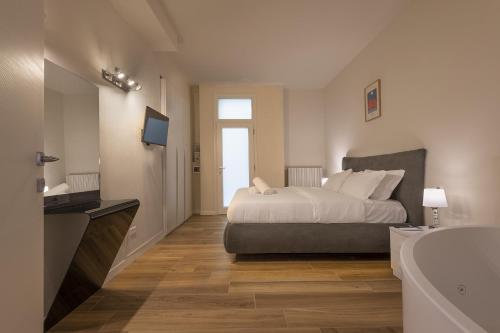 a bedroom with a bed and a bathroom with a tub at Il Fontanile in Como