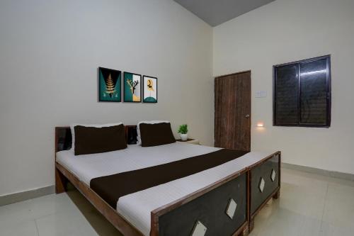 une chambre avec un grand lit dans une pièce dans l'établissement SPOT ON by OYO Hotel Sun City, à Prayagraj