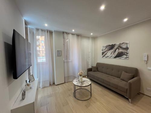 Televisyen dan/atau pusat hiburan di Gianvenuti House Rome - Metro A with Jacuzzi