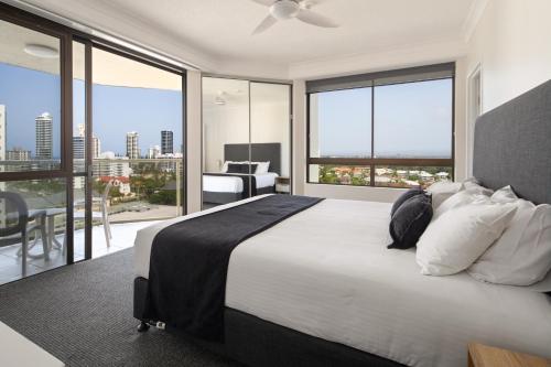 1 dormitorio con 1 cama grande y vistas a la ciudad en Palmira Cove - Riverfront Retreat with Pool & Spa, en Gold Coast