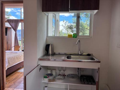 グアタビータにあるLakeview Apartment in the Heart of Guatavitaの小さなキッチン(シンク付)、窓