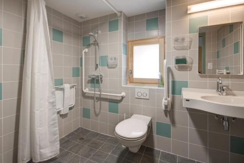 ein Badezimmer mit Dusche, Toilette und Waschbecken in der Unterkunft Gîte de la Gare 3 in Voulaines