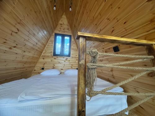 Una cama o camas en una habitación de SapsanLodge