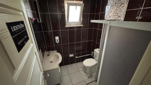 een kleine badkamer met toilet en raam bij Hostelida Konya in Meram
