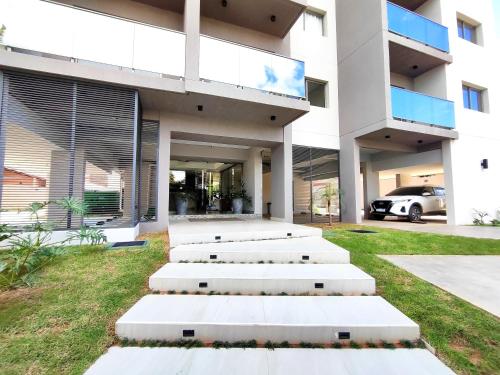 Nu GuazuにあるModern And Chic Loft Close To The Airport In Luqueの階段を前に建つ建物