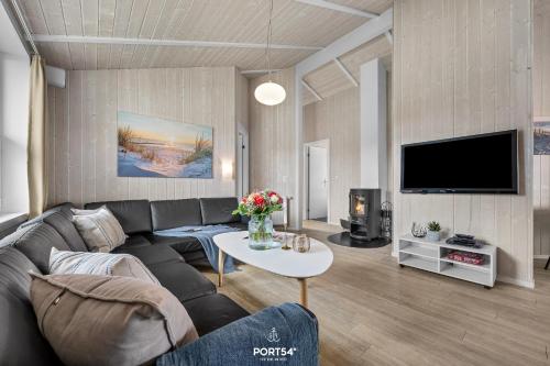 Μια τηλεόραση ή/και κέντρο ψυχαγωγίας στο Ferienhaus Poolhaus Schönhagen