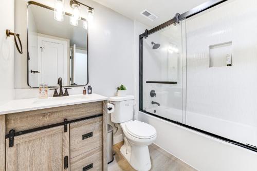 Ένα μπάνιο στο 8 Mi to Bellevues Snowflake Lane Cozy Retreat