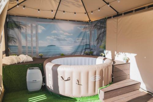 a large bath tub in a room with a window at Vivienda dos Domingos en A Costa da Morte in Laxe
