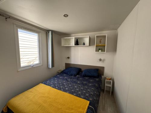 Ένα ή περισσότερα κρεβάτια σε δωμάτιο στο Bungalow du bonheur, Camping les viviers