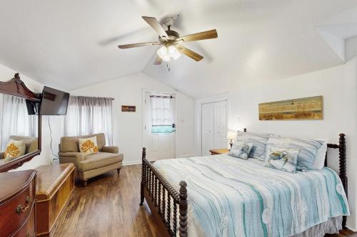 a bedroom with a bed and a ceiling fan at Packsaddle Beach House in Rockport