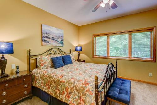 Un dormitorio con una cama y una cómoda y una ventana. en Chetola: Berkshires 3, en Blowing Rock