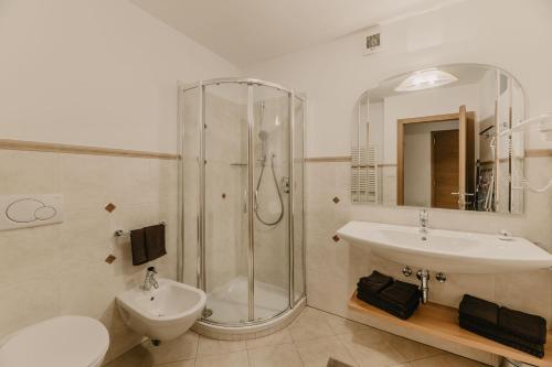 Un baño con ducha, lavabo e inodoro. en Apartments Thaler Irina, en Ortisei