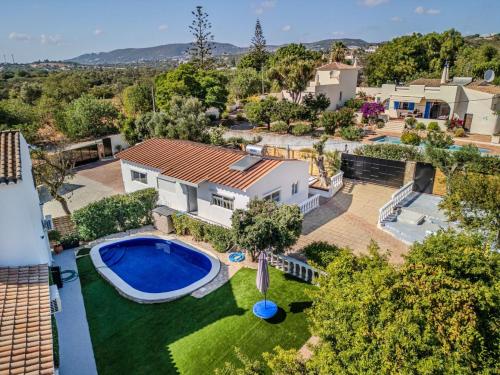 an aerial view of a house with a swimming pool and a yard at Quinta Veigas in Medronhal