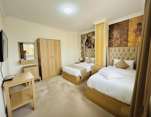 Ένα ή περισσότερα κρεβάτια σε δωμάτιο στο Phoenix Pyramids View Inn