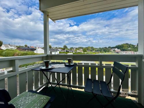 Balkoni atau teres di Seaside apartment 2 balconies & sea view Grimstad