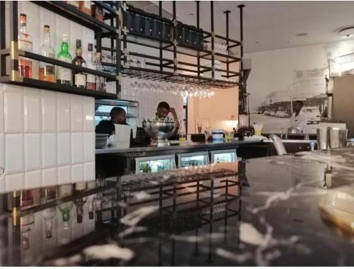 Nhà bếp/bếp nhỏ tại Mapungubwe Pop Champagne hotel apartments