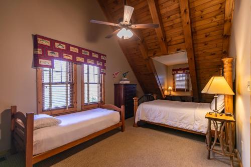une chambre avec deux lits et un ventilateur de plafond dans l'établissement Gratitude, à Blowing Rock