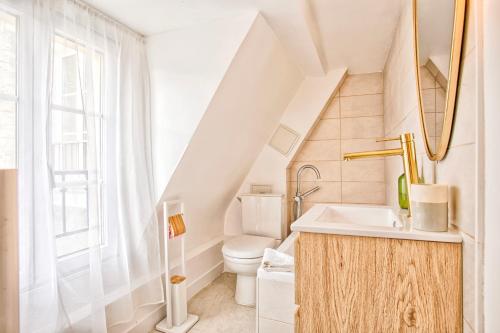 a bathroom with a toilet and a sink at Le Criquet - Hypercentre - Filet de détente in Caen