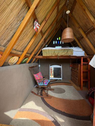 a room with a hammock and a bed in a attic at Kuttir Le Dome in Quequén