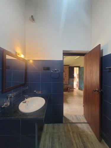 un baño con lavabo y espejo en CalmDown, en Ahangama
