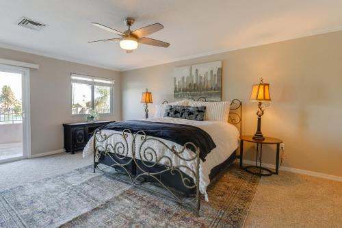 Un dormitorio con una cama y un ventilador de techo. en Lakefront Living! Huge Phoenix Home with Dock, Pool, en Phoenix