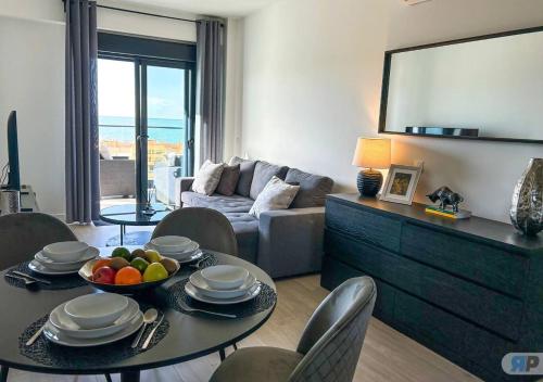 Una sala de estar con una mesa con fruta encima. en 005 Orizon con Terraza y Vistas al Mar, en Algarrobo Costa